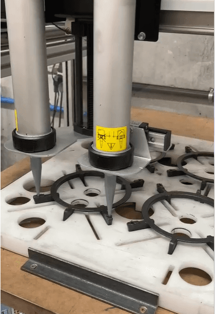 Aplicação de cola em fogões